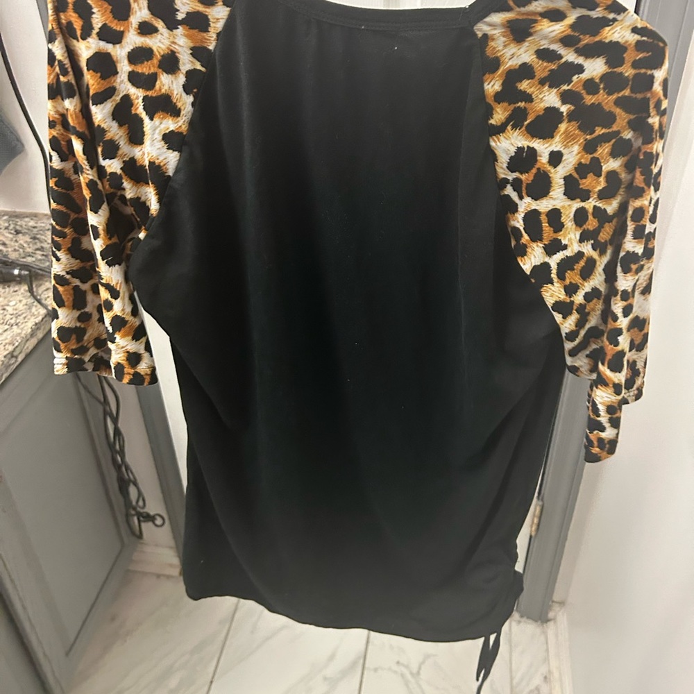 Black shirt with animal detail on the sleeves. - Picture 9 of 12
